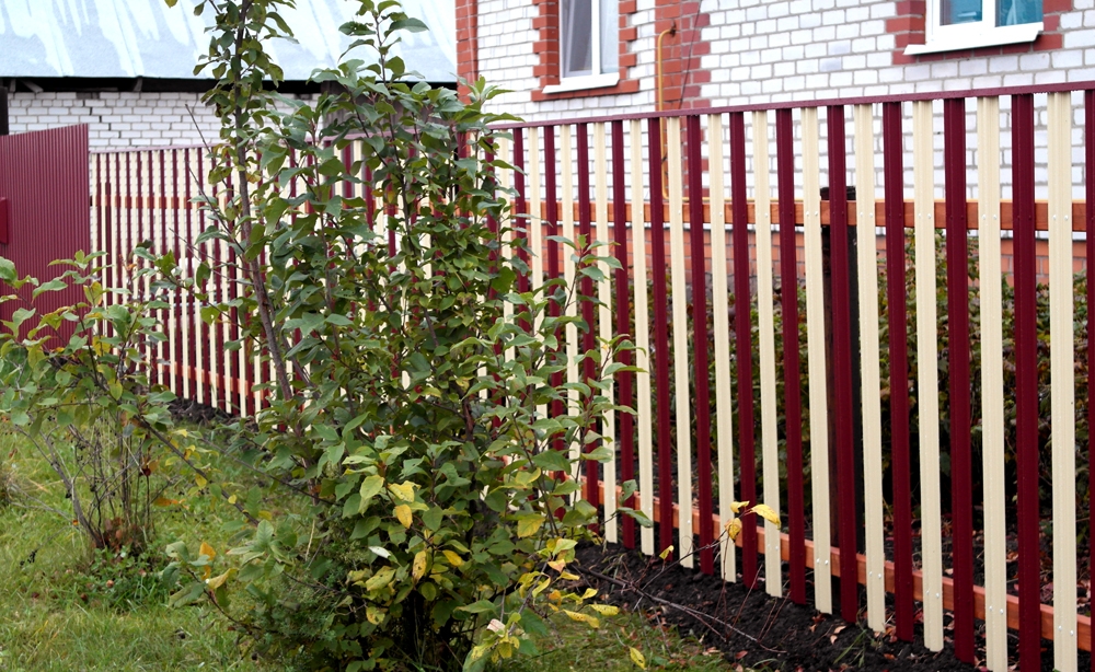 Забор из штакетника для загородного дома.