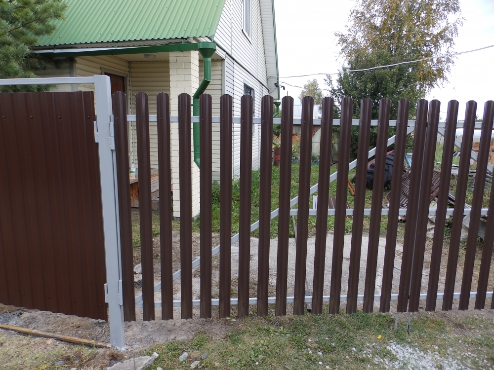 Коричневый забор из профнастила. Фото 3.