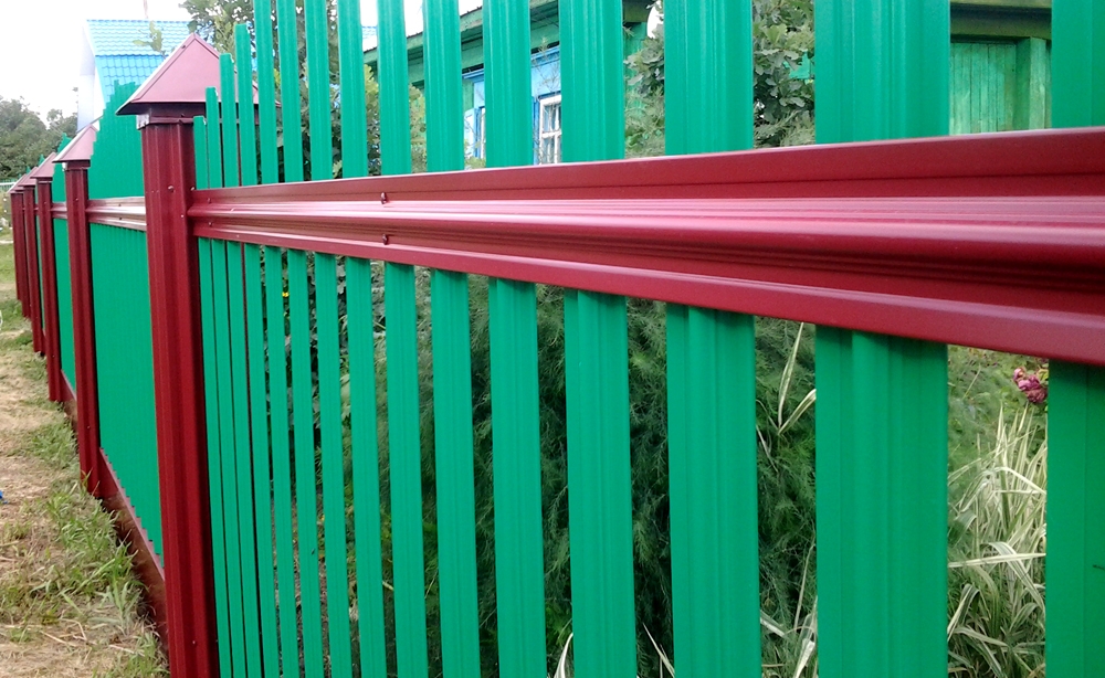 Забор из металлического штакетника. Фото 2.