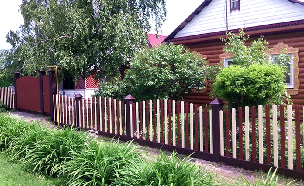 Забор из профнастила для частного дома. Фото 2.